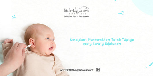 membersihkan tindik telinga