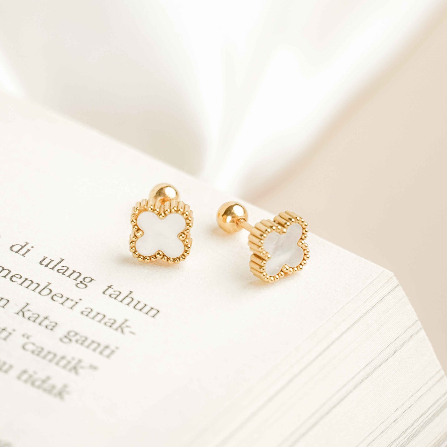 FREE GIFT - Anting Screw Back White Clover Gold