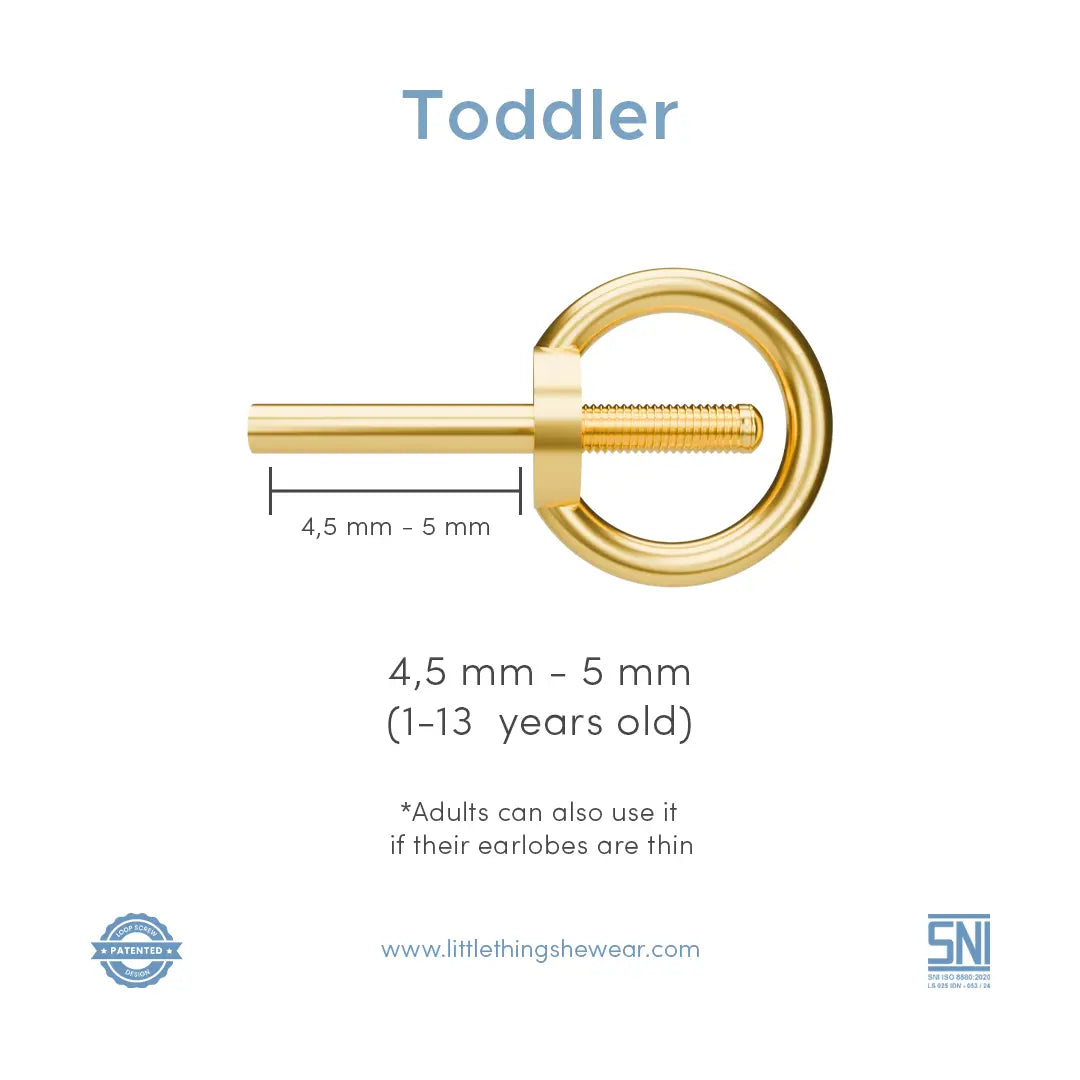 ukuran anting anak model loop hoop emas dengan sistem ulir, panjang batang 4,5–5 mm, cocok untuk anak usia 1–13 tahun.